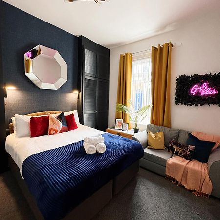 A&A Luxury Stay Rosedale St - Chic, Modern, City Centre, Neon Decor Sunderland  Bagian luar foto