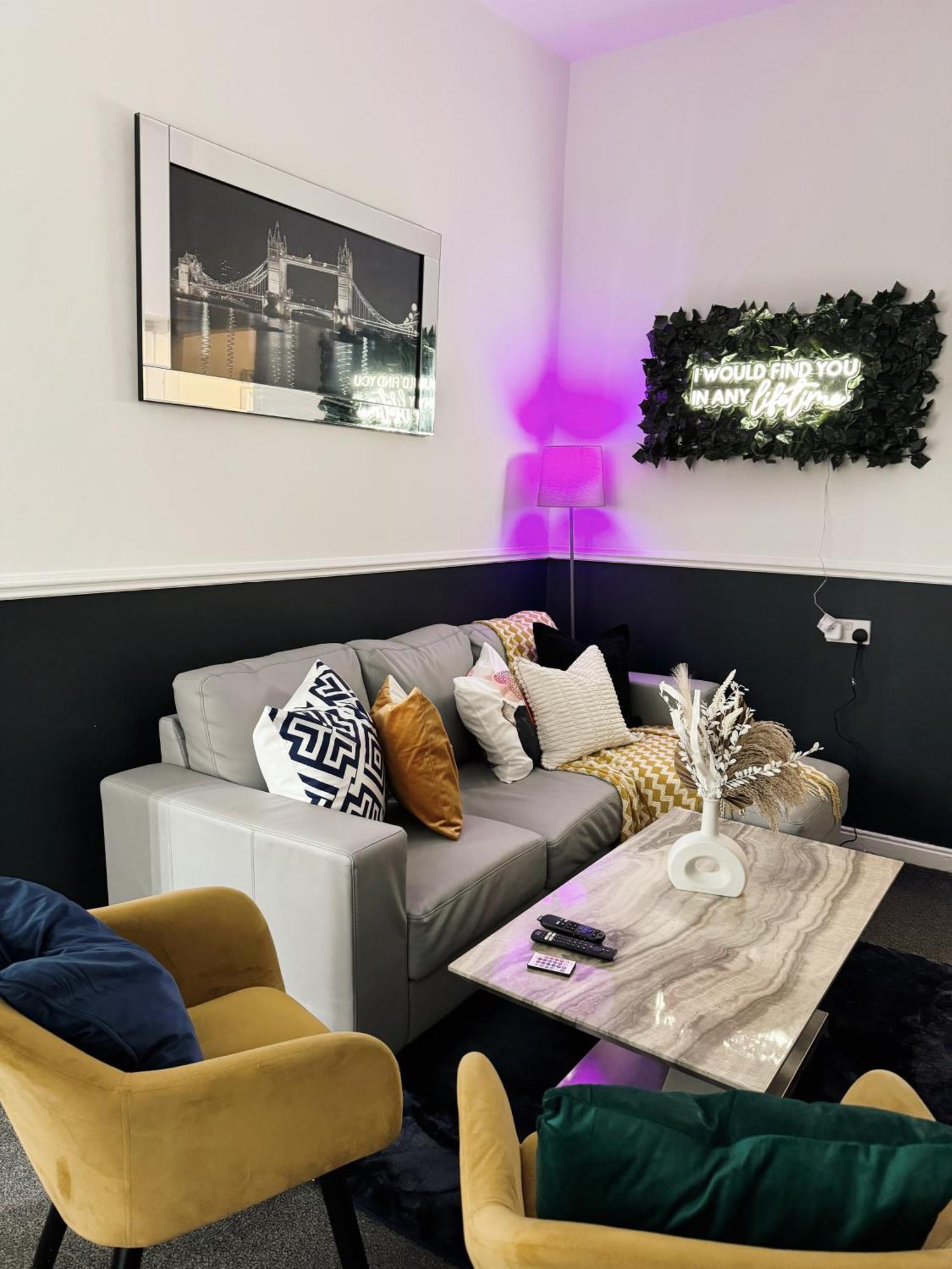 A&A Luxury Stay Rosedale St - Chic, Modern, City Centre, Neon Decor Sunderland  Bagian luar foto