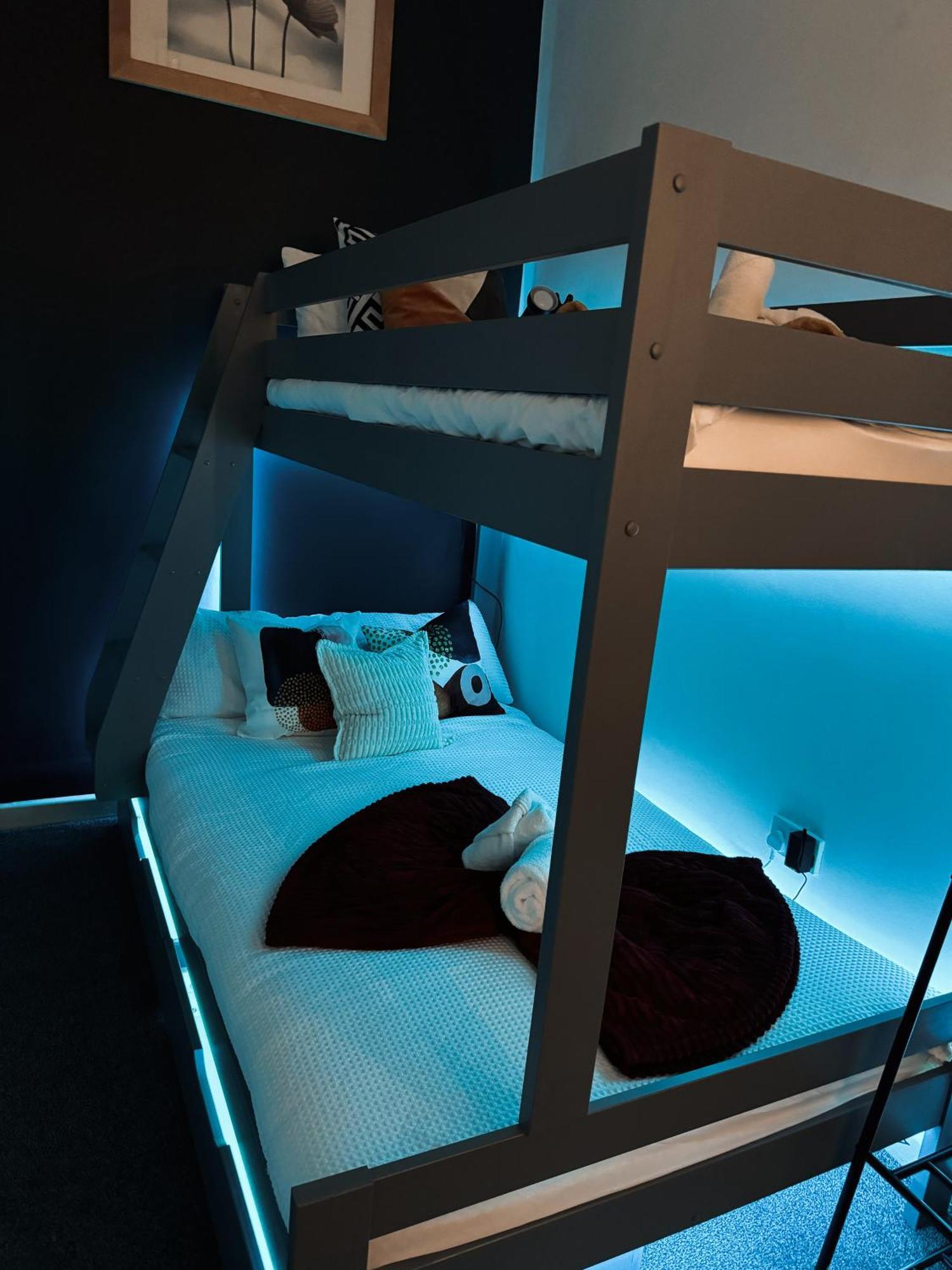 A&A Luxury Stay Rosedale St - Chic, Modern, City Centre, Neon Decor Sunderland  Bagian luar foto