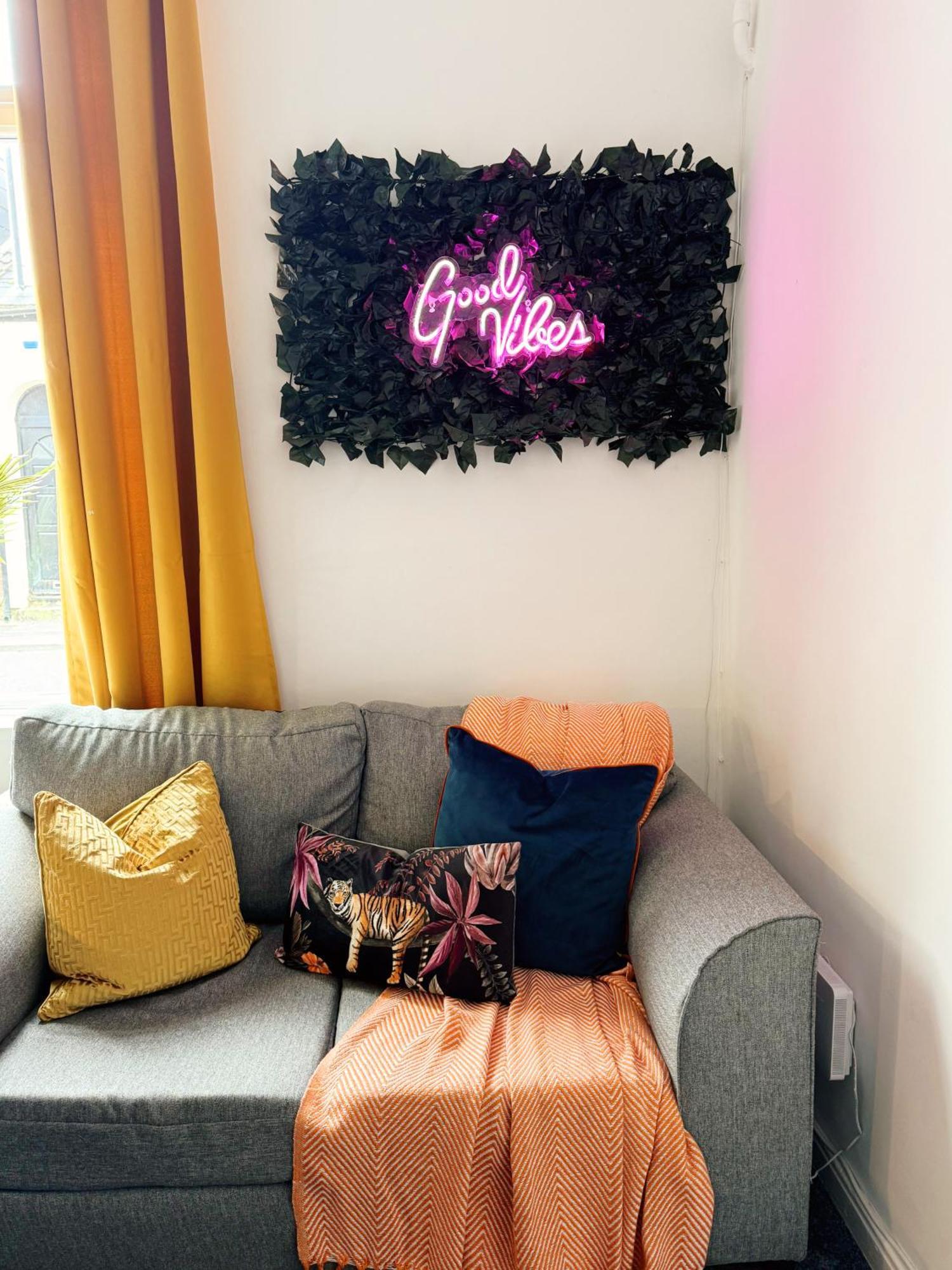 A&A Luxury Stay Rosedale St - Chic, Modern, City Centre, Neon Decor Sunderland  Bagian luar foto