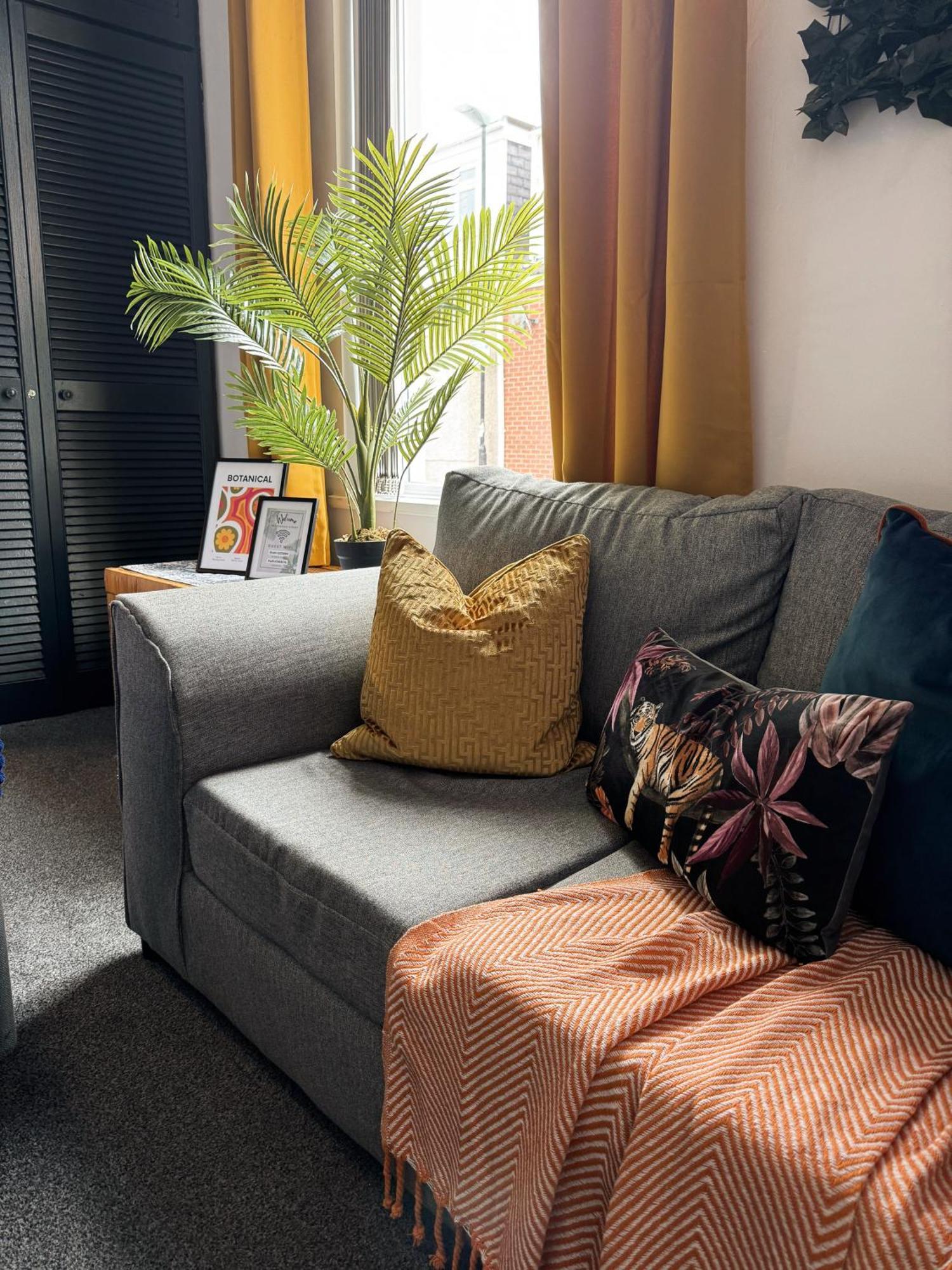 A&A Luxury Stay Rosedale St - Chic, Modern, City Centre, Neon Decor Sunderland  Bagian luar foto