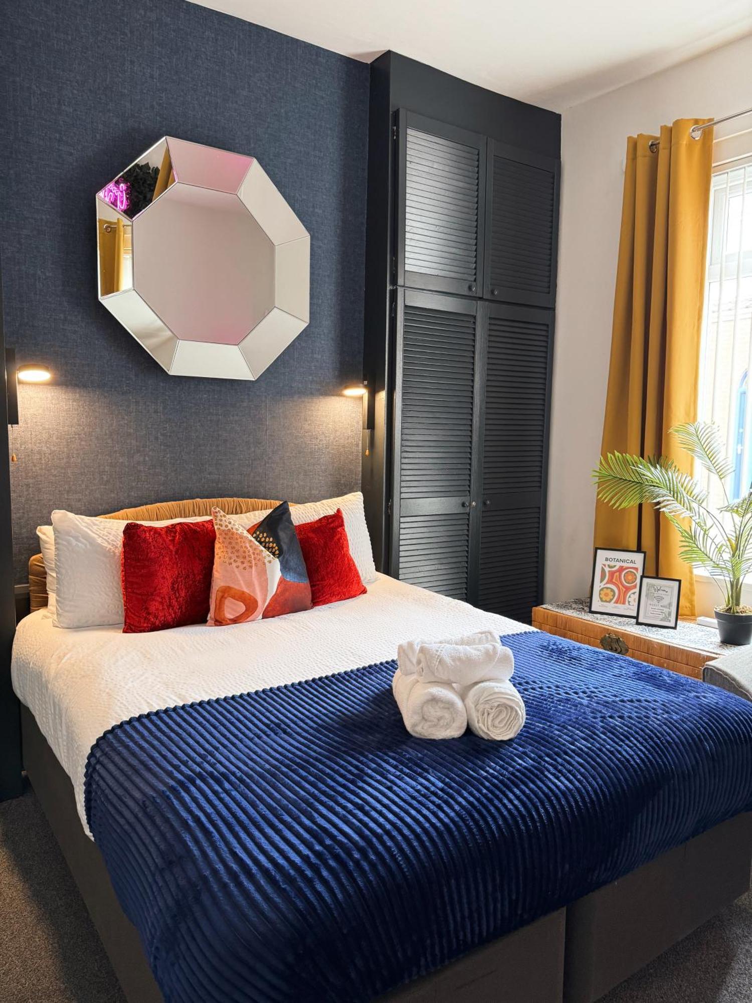 A&A Luxury Stay Rosedale St - Chic, Modern, City Centre, Neon Decor Sunderland  Bagian luar foto