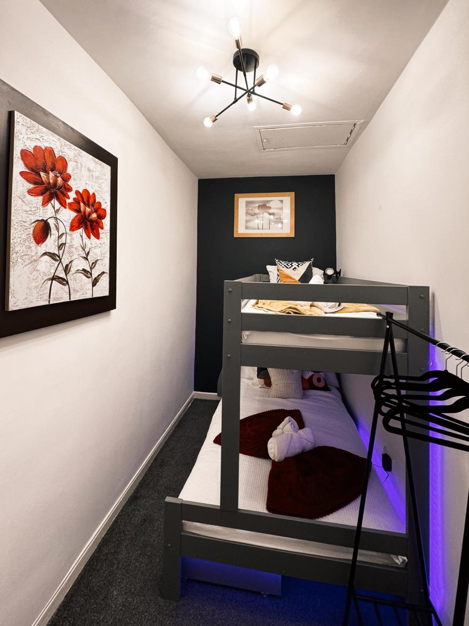A&A Luxury Stay Rosedale St - Chic, Modern, City Centre, Neon Decor Sunderland  Bagian luar foto