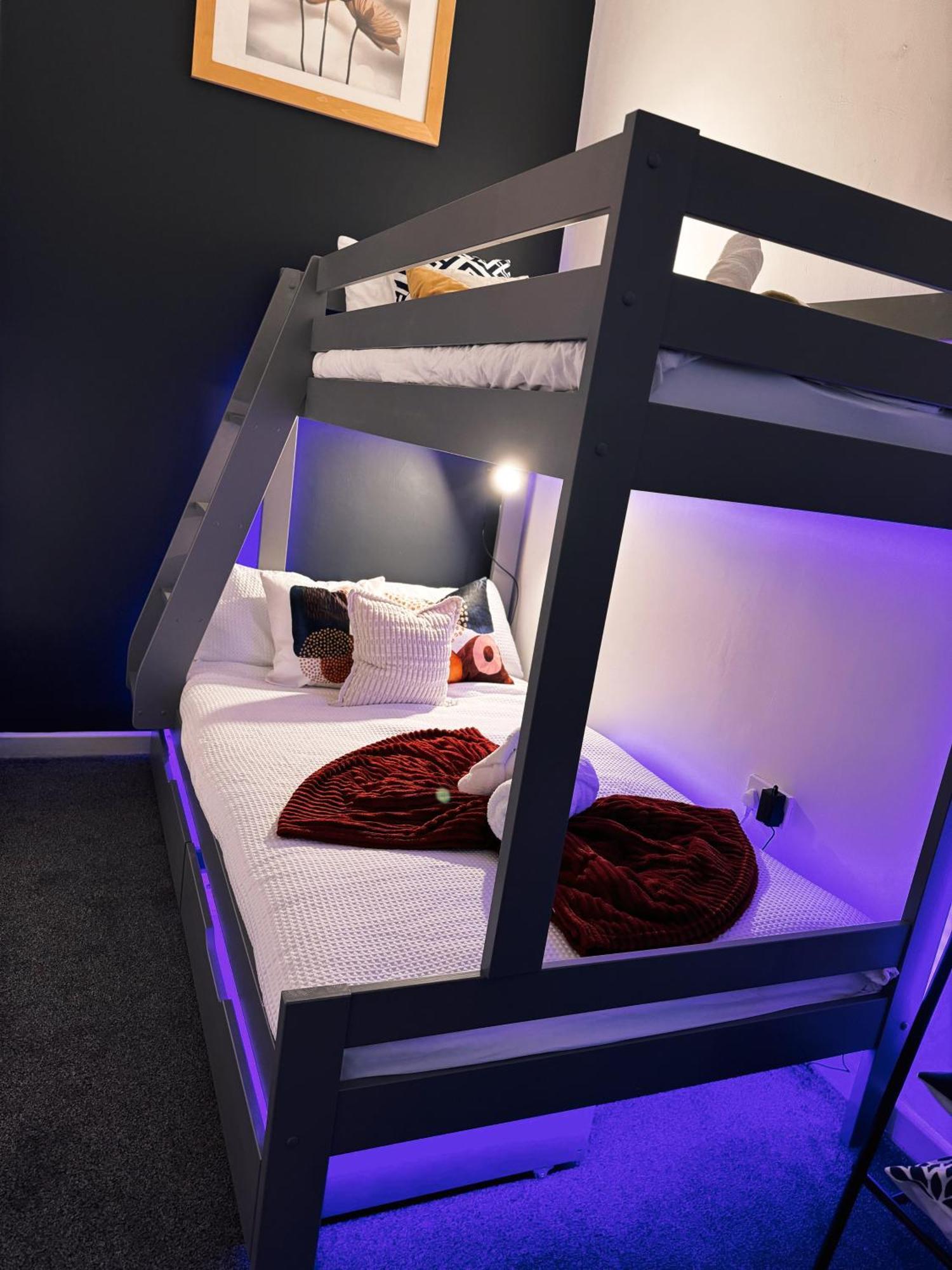 A&A Luxury Stay Rosedale St - Chic, Modern, City Centre, Neon Decor Sunderland  Bagian luar foto